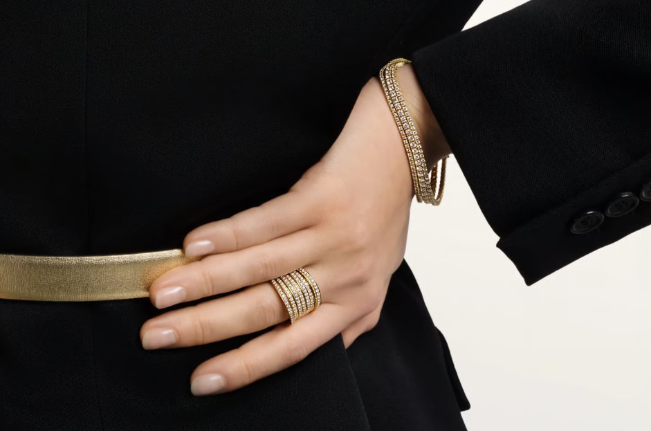 Złota bransoletka na nadgarstku