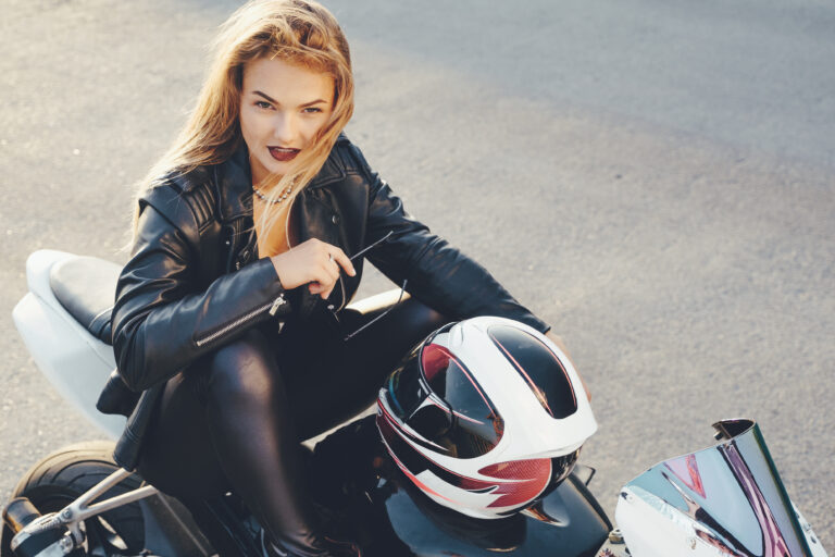 rowerzysta dziewczyna w skorzane ubrania na motocyklu