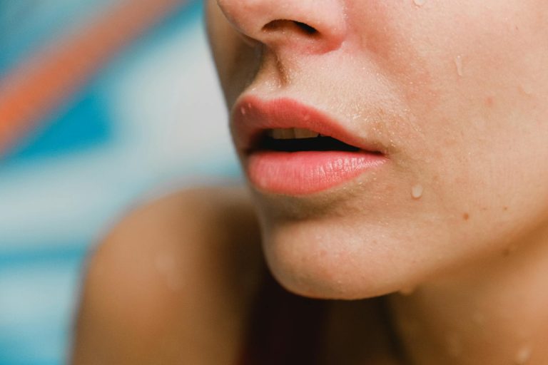 Jak odpowiednie przygotowanie skóry poprawia trwałość makijażu 7 pexels photo 8028703