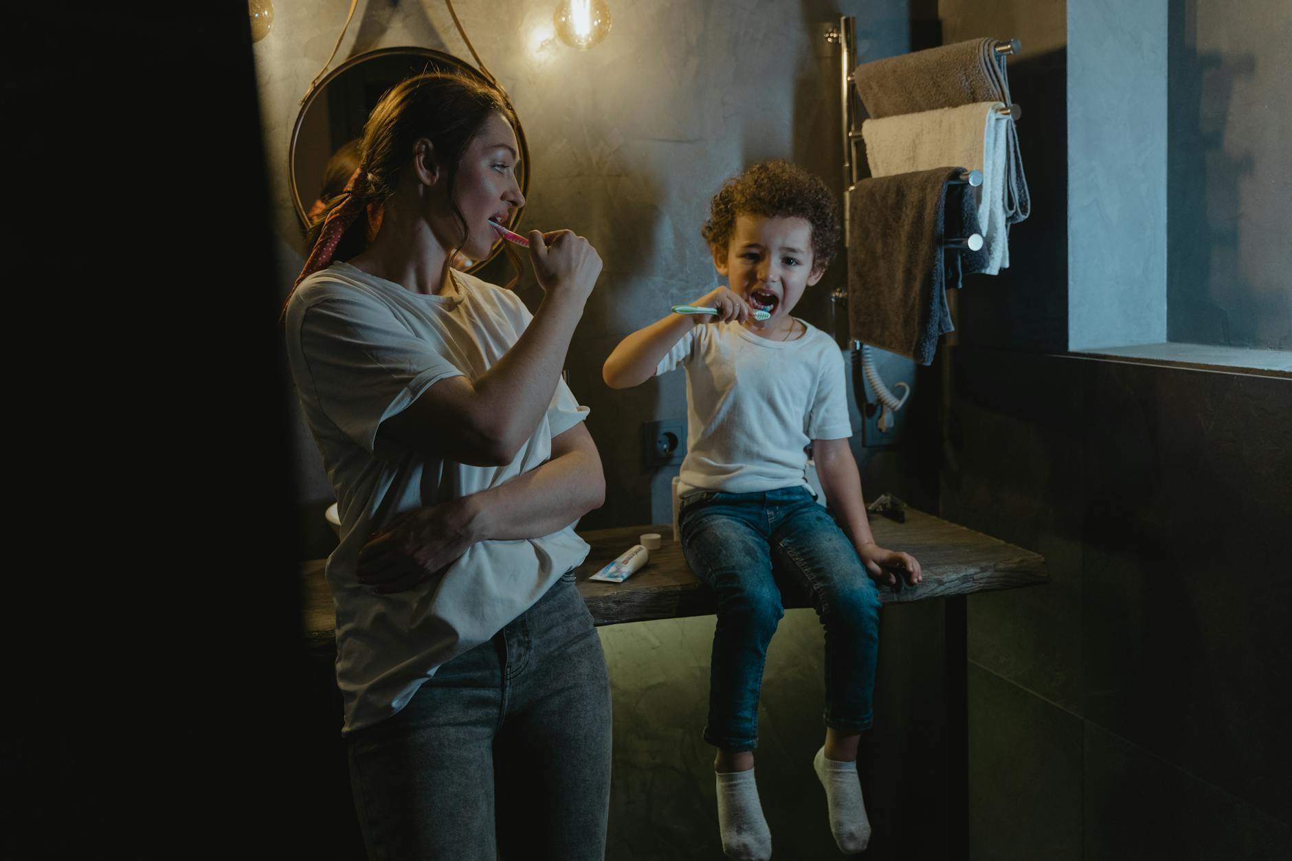 Wieczorna rutyna „toothcare” - pielęgnacja uśmiechu, o której część osób zapomina